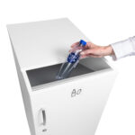 SAGA dispose d'une ouverture pour les bouteilles en PET.